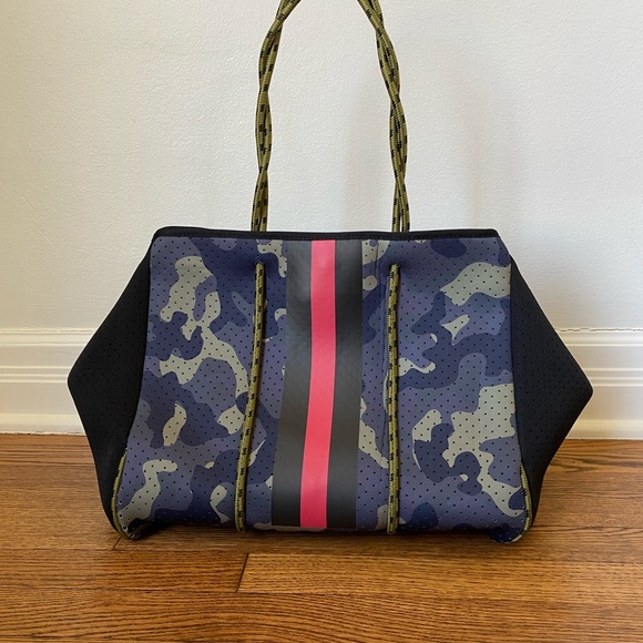 CHEVAUX Neoprene Tote - Waterproof and Washable - Picture 4 of 4